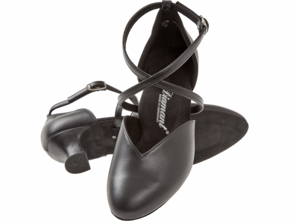 Der Schnitt sowie das Fußbett tragen dazu bei, dass dieser Tanzschuh besonders bequem ist. Das Kreuzriemchen sorgt für einen guten Halt.